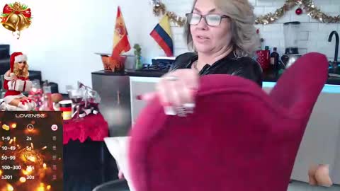 Snapshot of myrnasexxx chatting on 12.29.24 Myrna Sessions online show from 12.29.24