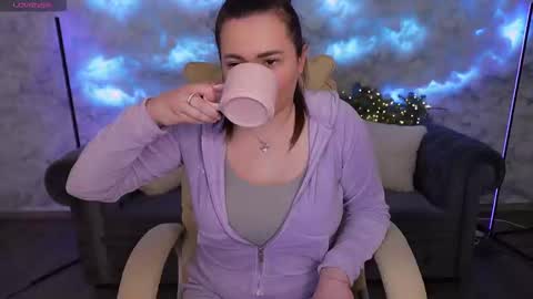 Snapshot of mysticlovee_ chatting on 02.05.25 L O V E online show from 02.05.25