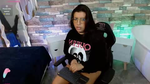 Snapshot of naanaky_tay chatting on 09.21.25 TARA online show from 09.21.25