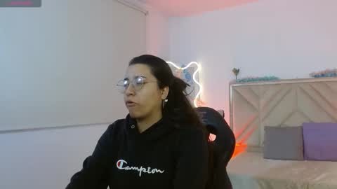 Snapshot of naanaky_tay chatting on 10.08.25 TARA online show from 10.08.25