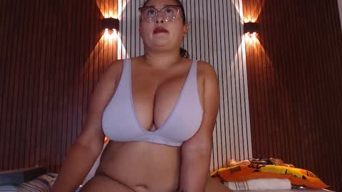 Snapshot of nadiawhite_ chatting on 03.06.26 Nadia online show from 03.06.26