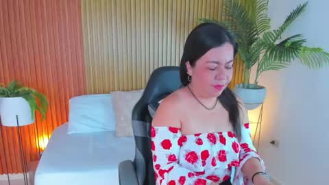 Snapshot of nahia_13 chatting on 11.19.25 N A H I A online show from 11.19.25