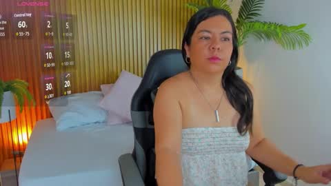 Snapshot of nahia_13 chatting on 11.28.25 N A H I A online show from 11.28.25