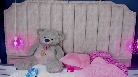 NahiaraReina  online show from 12.16.24