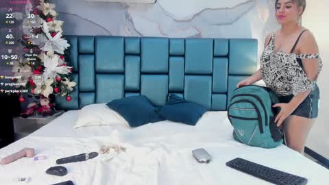 Snapshot of nahomi_wild chatting on 12.17.24 Nahomi online show from 12.17.24