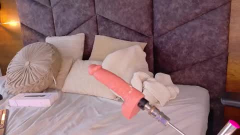  VICTORIA  online show from 03.08.26