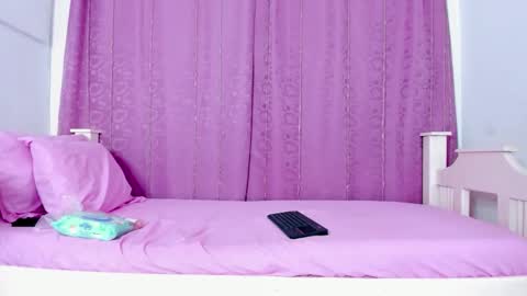 nahomy_smiith_ online show from 10.26.25