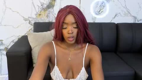 Nahomy  online show from 12.04.25