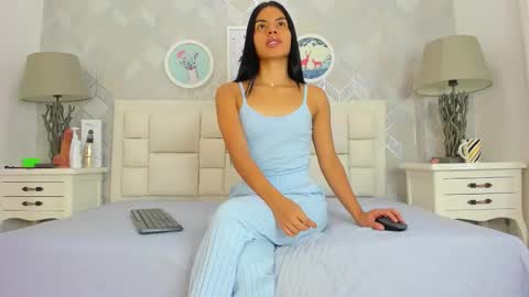 Snapshot of naia_cox chatting on 11.13.25 naia_cox online show from 11.13.25