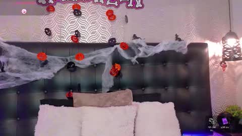 naiaramasson_ online show from 10.23.25