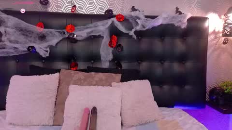 naiaramasson_ online show from 10.28.25