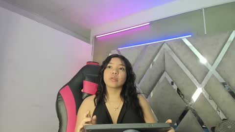 Snapshot of naileth_ chatting on 12.20.25 NAILETH online show from 12.20.25