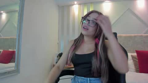 Snapshot of nami_sweet_ chatting on 09.18.25 nami_sweet_ online show from 09.18.25