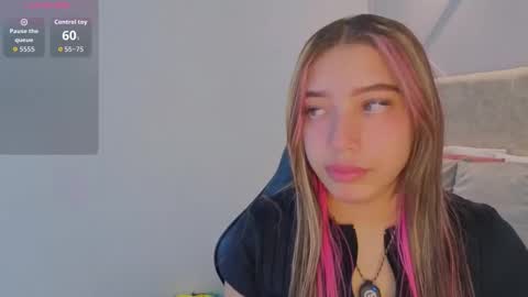 Snapshot of nami_sweet_ chatting on 11.18.25 nami_sweet_ online show from 11.18.25