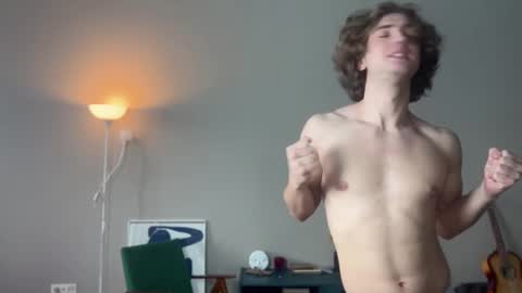 Snapshot of namiraaxel chatting on 02.11.25 Georges online show from 02.11.25