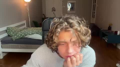 Snapshot of namiraaxel chatting on 02.22.25 Georges online show from 02.22.25