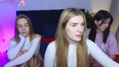 Snapshot of nanami_v02 chatting on 03.04.25 Maeve online show from 03.04.25
