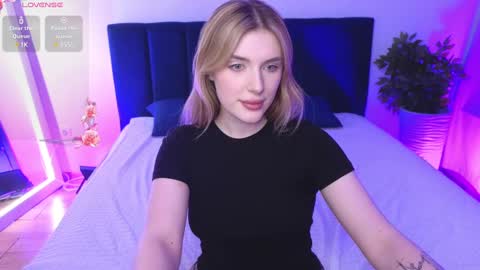 Snapshot of nanami_v02 chatting on 03.11.25 Maeve online show from 03.11.25