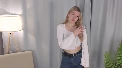 Hello im Lola online show from 11.17.25