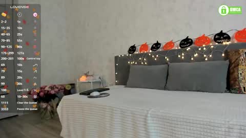 Snapshot of naomi_tara chatting on 10.28.25 Naomi online show from 10.28.25