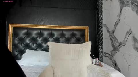 Snapshot of naomifrost chatting on 11.28.25 Naomi Frost online show from 11.28.25