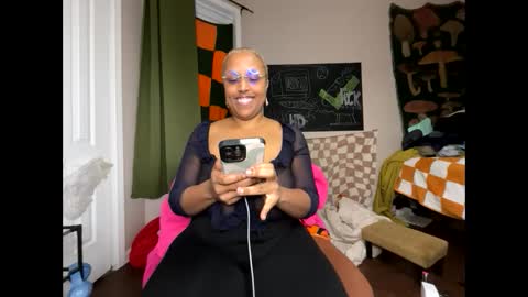 Naomigiirl6 online show from 12.17.24
