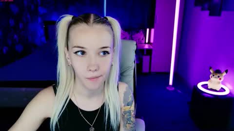 Snapshot of naomihita chatting on 11.19.25 naomihita online show from 11.19.25