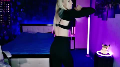 Snapshot of naomihita chatting on 11.21.25 naomihita online show from 11.21.25