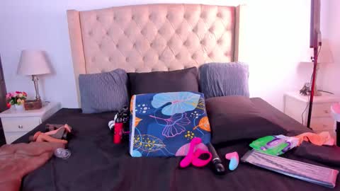 Snapshot of natalia_collinslim chatting on 09.26.25 Natalia online show from 09.26.25