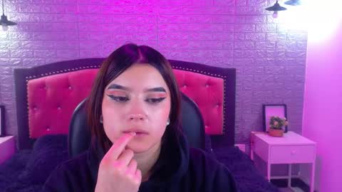 Snapshot of natalie_loffreda chatting on 10.27.25 natalie online show from 10.27.25