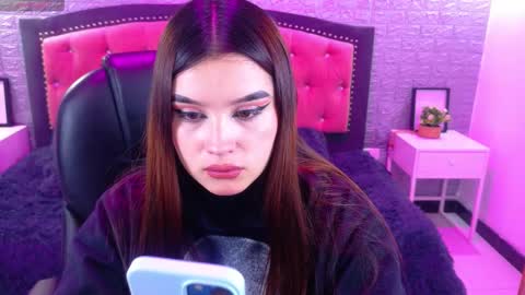 Snapshot of natalie_loffreda chatting on 10.28.25 natalie online show from 10.28.25