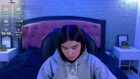 Snapshot of natalie_loffreda chatting on 11.10.25 natalie online show from 11.10.25