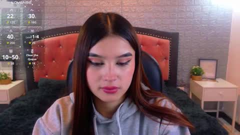 Snapshot of natalie_loffreda chatting on 11.17.25 natalie online show from 11.17.25