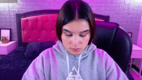 Snapshot of natalie_loffreda chatting on 11.20.25 natalie online show from 11.20.25