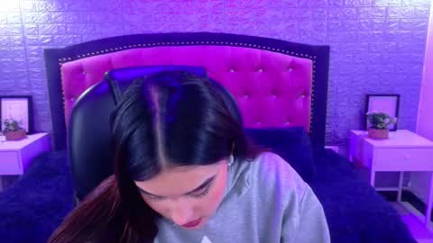 Snapshot of natalie_loffreda chatting on 11.21.25 natalie online show from 11.21.25