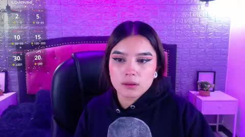 Snapshot of natalie_loffreda chatting on 11.22.25 natalie online show from 11.22.25