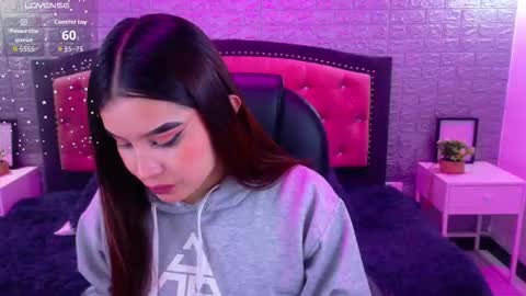 Snapshot of natalie_loffreda chatting on 11.24.25 natalie online show from 11.24.25