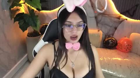 Snapshot of nathaly_tp chatting on 10.31.25 Nathy  online show from 10.31.25