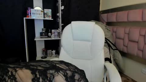 Snapshot of natsuki_09 chatting on 02.13.25 Nat  online show from 02.13.25