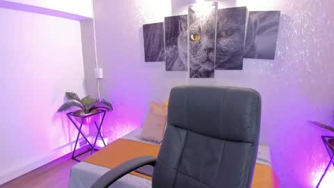 Snapshot of natt_collins chatting on 11.12.25 Natalia online show from 11.12.25