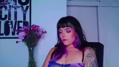 Snapshot of naughty_em_17 chatting on 09.13.25 Em please help me reach 100 thumbs up 3 online show from 09.13.25