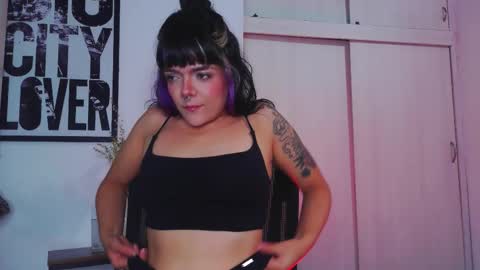 Snapshot of naughty_em_17 chatting on 09.27.25 Em please help me reach 100 thumbs up 3 online show from 09.27.25