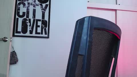 Snapshot of naughty_em_17 chatting on 10.08.25 Em please help me reach 100 thumbs up 3 online show from 10.08.25