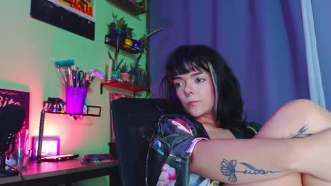 Snapshot of naughty_em_17 chatting on 10.09.25 Em please help me reach 100 thumbs up 3 online show from 10.09.25