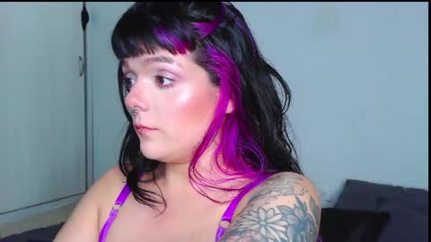 Em  please help me reach 100 thumbs up 3 online show from 04.24.26