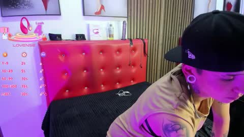 Snapshot of naughty_girlwd chatting on 12.04.25 sam online show from 12.04.25