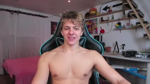 Snapshot of naughty_nik43 chatting on 01.28.25 Nik online show from 01.28.25