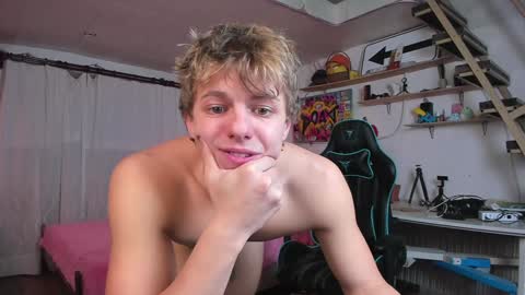 Snapshot of naughty_nik43 chatting on 01.28.25 Nik online show from 01.28.25