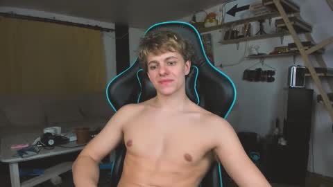 Snapshot of naughty_nik43 chatting on 02.26.25 Nik online show from 02.26.25