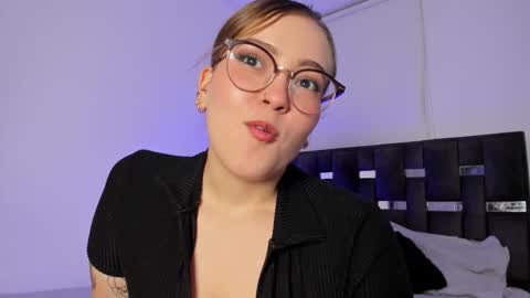 Snapshot of naughtycurvybbx chatting on 10.29.25 LANAindependent model online show from 10.29.25